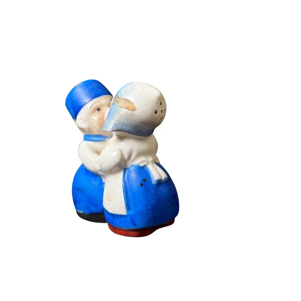 Vintage Japan Dutch‎ Couple Kissing Salt Pepper Shakers Blue White Ceramic Set